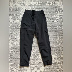 Athleta Chelsea cargo pant, size 6